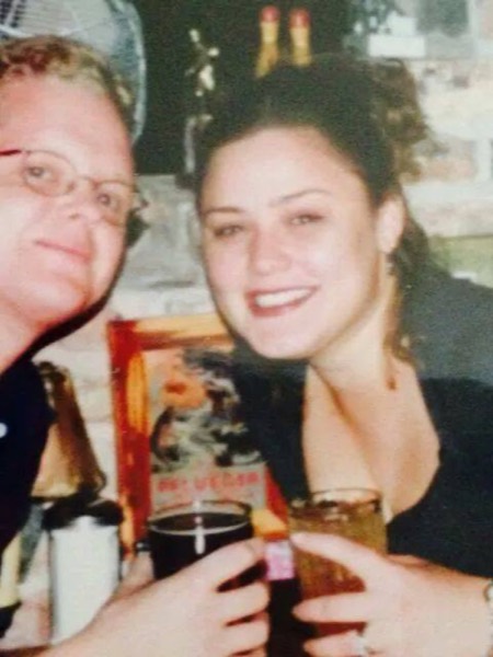 Faye and Jim clinking drinks at a bar in their early years
